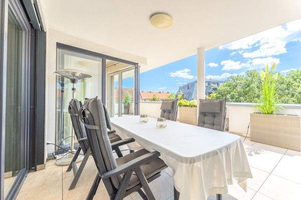 Terrasse vor dem Wohnzimmer