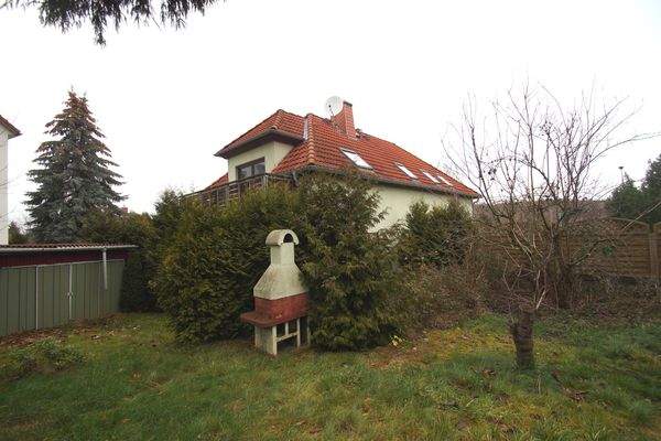 Blick vom Garten zum Haus