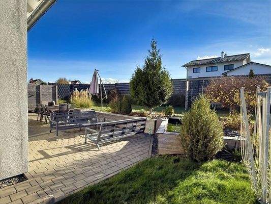 Gepflasterte Terrasse mit Teich