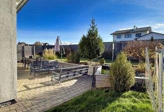 Gepflasterte Terrasse mit Teich