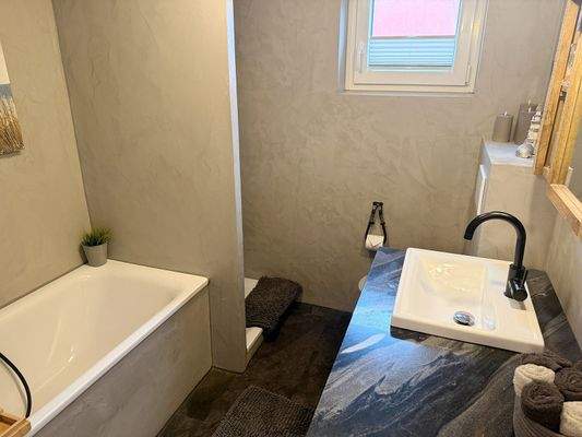 Tageslicht Dusch- und Wannenbad