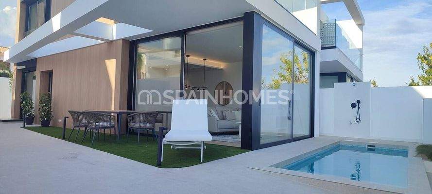 Detached Houses Close to Beach in Torre de la Horadada