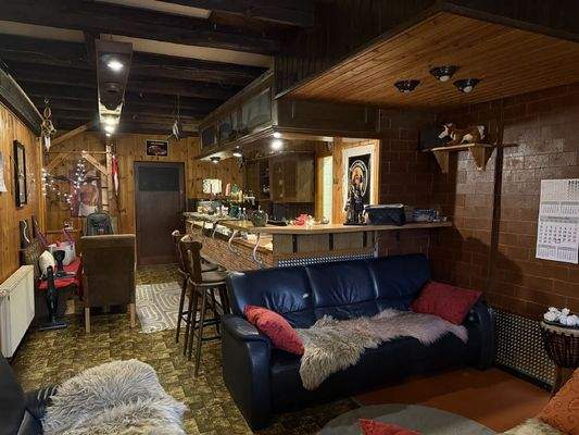 Gastraum mit Theke EG