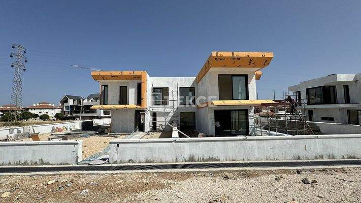 Semi-Detached Villas with Pools Close to Beaches in Izmir Çeşme