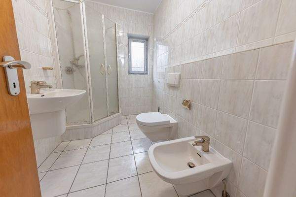 OG: Tageslichtbad mit Dusche