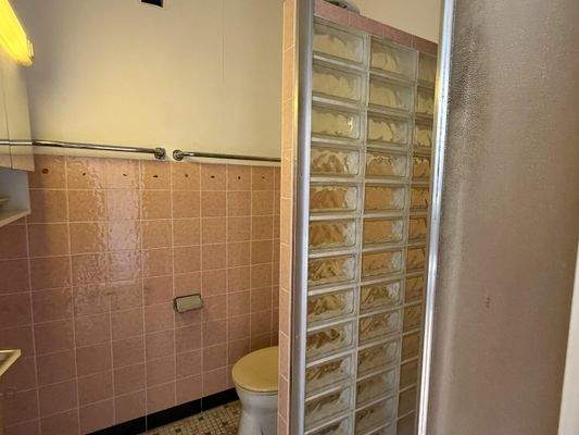 Badezimmer mit Dusche