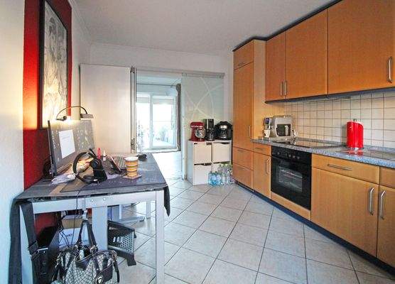 Küche mit Zugang zum Wohnzimmer