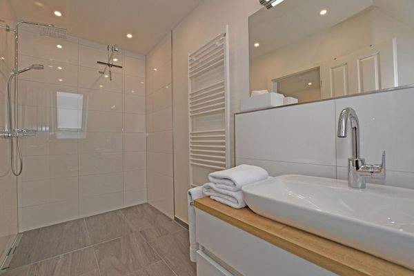 Bad mit großer Dusche