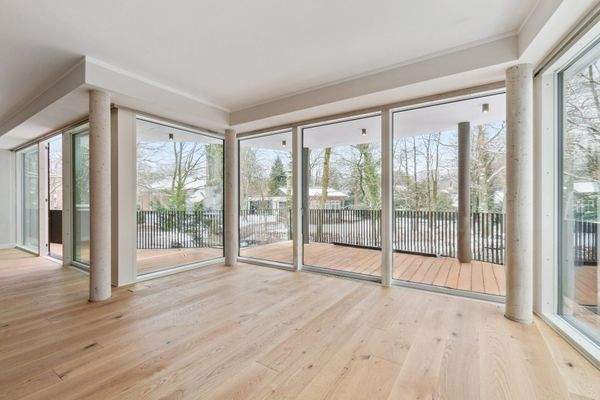 Große Fensterfronten mit integrierter Schiebetür