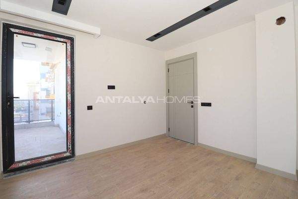 Flat in a Complex with Pool Near Antalya City Hospital in Kepez