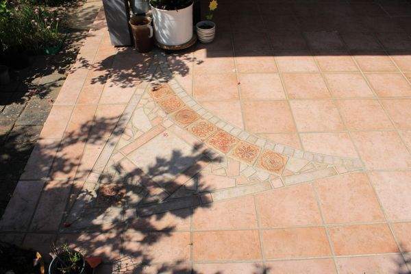 Terrassenfliesen mit Ornamenten