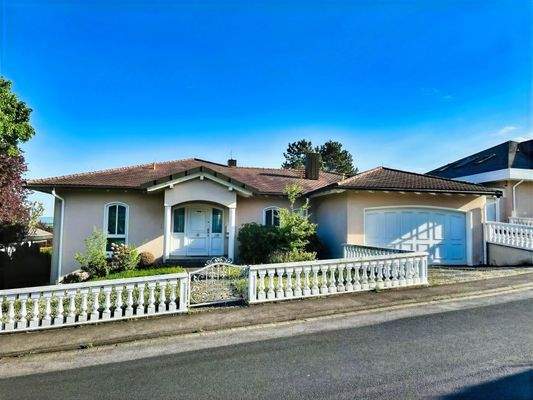 überdachter Hauseingang mit Vorgarten, Garage und Einfriedung (Nordseite)