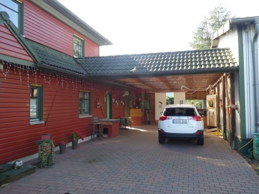 Carport zwischen Haus und Halle