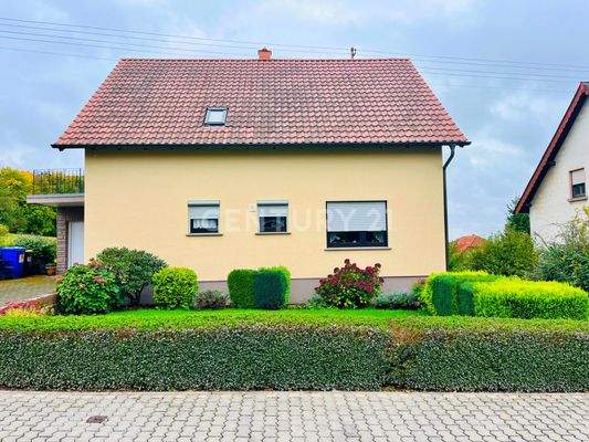 Hausfront mit Vorgarten