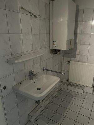 Waschbecken und Heizung