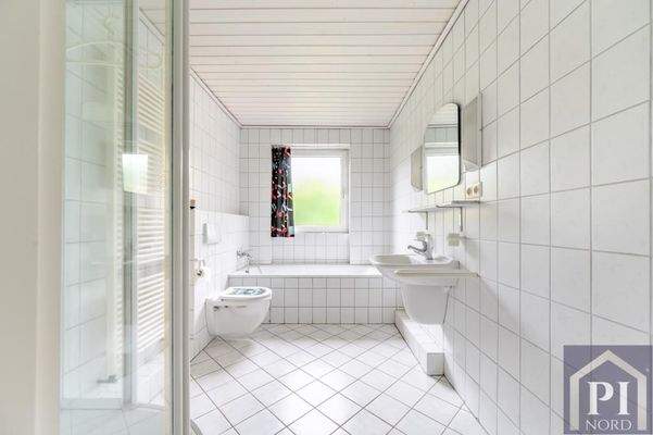 Modernes Bad mit Wanne und Dusche