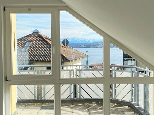 Balkon mit See- und Bergsicht