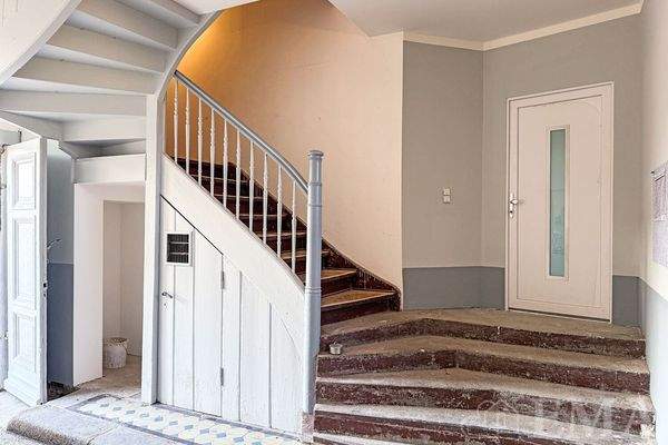 Treppenhaus und Zugang zur Gewerbeeinheit