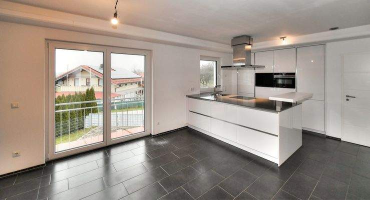 Wohn-Essbereich mit hochwertiger Küche und Kochinsel