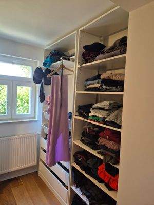 großzügiges Ankleidezimmer