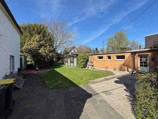 Blick auf Haus und Nebengebäude und Garten