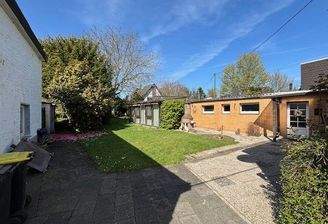 Blick auf Haus und Nebengebäude und Garten