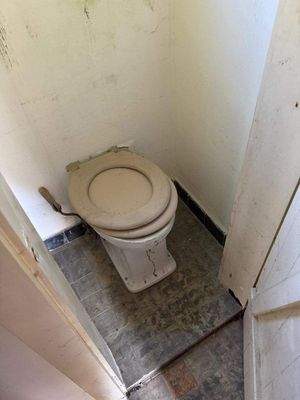 Nebengebäude Plumpsklo