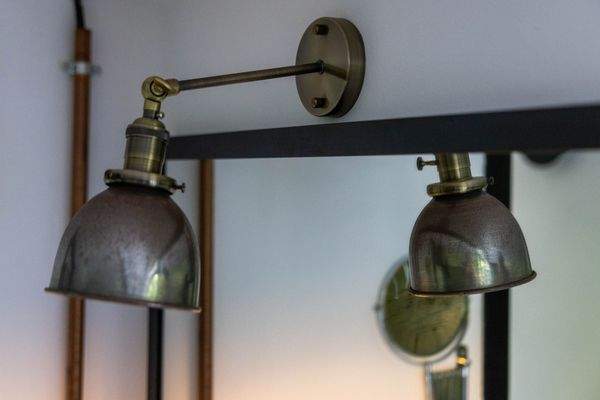 Messingleuchte an der Wand