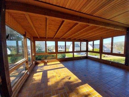 Heller Wintergarten mit Ausblick