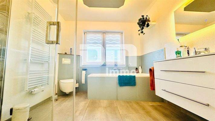 OG / DG Badezimmer / Wanne / Dusche