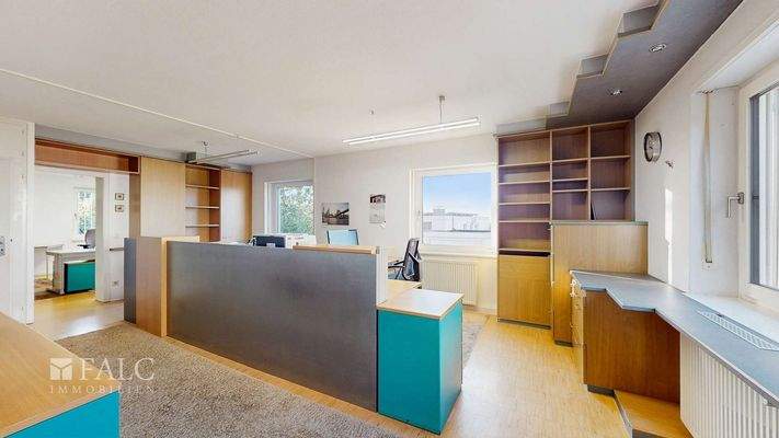 Großzügiger Bürobereich