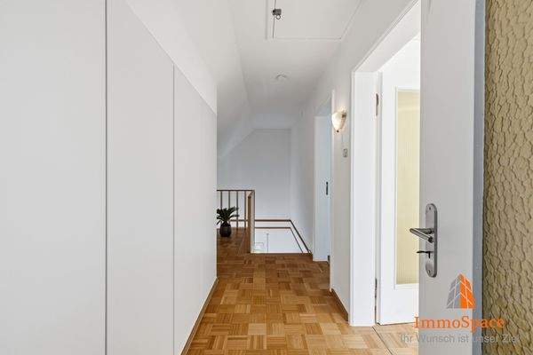 XL-Einbauschrank im Flur im OG