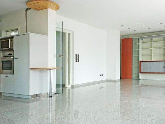 Einladender, heller Wohnbereich mit offener Küche