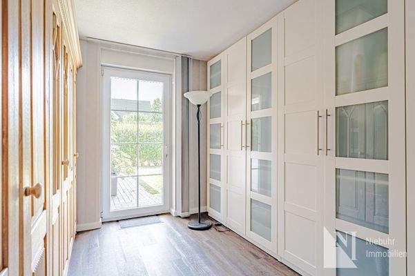 Ankleidezimmer im EG