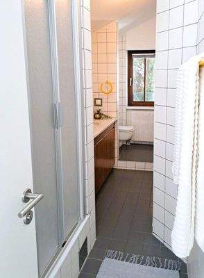 Bad mit Dusche und WC