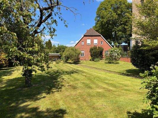 Garten mit Giebelansicht