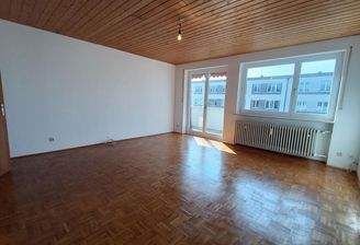 Wohnzimmer mit Balkonzugang