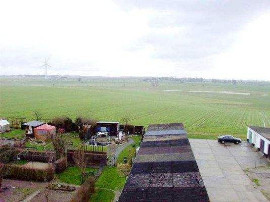 Weitblick mit Garagenanlage