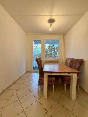 Essbereich mit Zugang zum Balkon