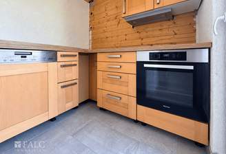 Aufgeräumte moderne Küche mit Holzfronten