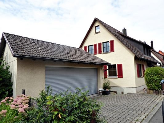 Seitenansicht Garage und Haus