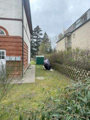 Außenansicht Front, Vorgarten rechts v. Eingang