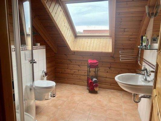 Bad mit Dusche und WC OG