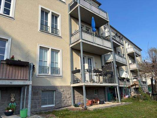 Hausansicht mit Garten