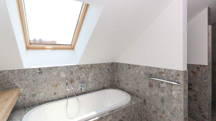 Tageslichtbad im Obergeschoss ausgestattet mit Bad