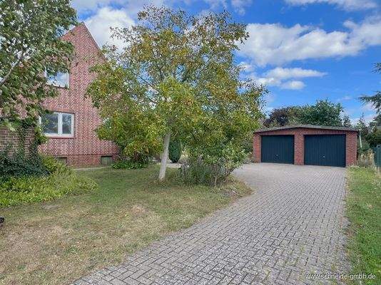 Auffahrt Haus und Garage 