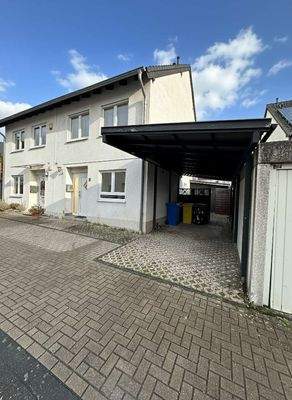 Ansicht Haus mit Carport