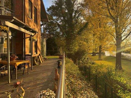 Die großzügige, teils überdachte Terrasse