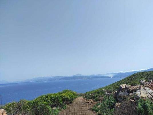 Kreta, Omprogialos: Grundstück mit unverbaubarem Meerblick zu verkaufen
