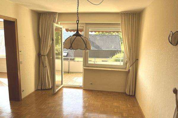 Esszimmer mit Ausgang zum Balkon